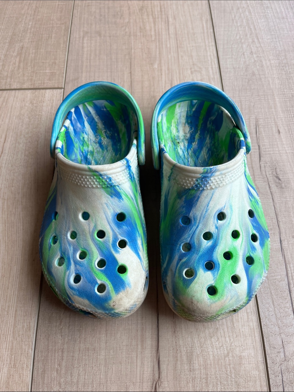 CROCS Kids Swirl-Print Clogs in Blue & Green